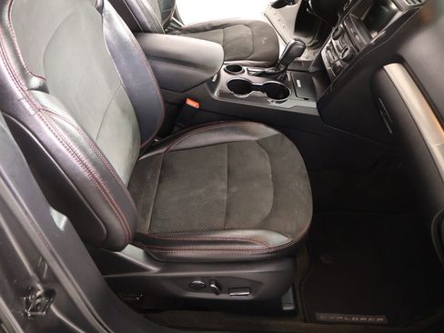 Used 2018 Ford Explorer XLT w/ Equipment Group 202A FWD image 15