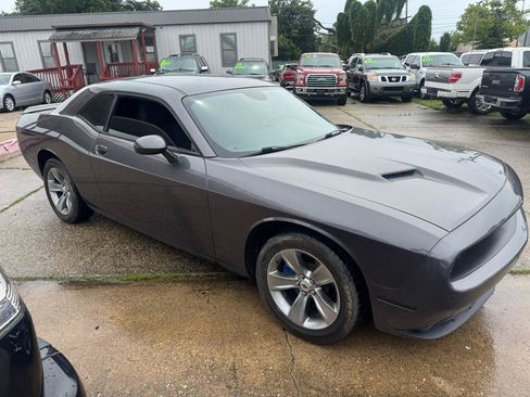 Used 2019 Dodge Challenger SXT RWD image 5