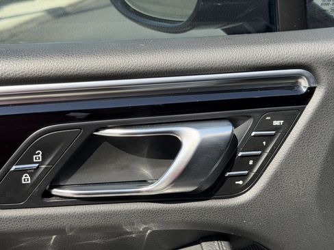Certified 2024 Porsche Macan AWD/4WD image 20