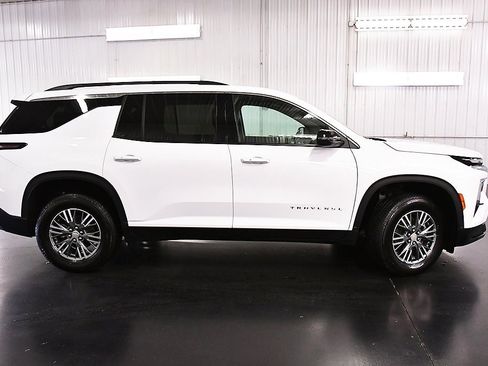 Used 2025 Chevrolet Traverse LT image 8
