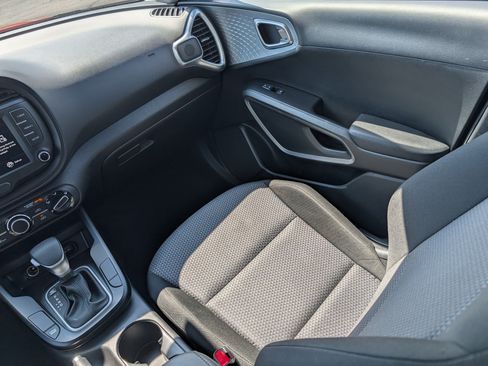 Certified 2025 Kia Soul LX w/ LX Technology Package FWD image 11