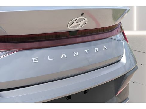 Used 2025 Hyundai Elantra SE FWD image 30