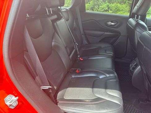 Used 2021 Jeep Cherokee Trailhawk AWD/4WD image 21