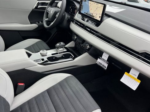 New 2026 Mitsubishi Outlander SE image 17