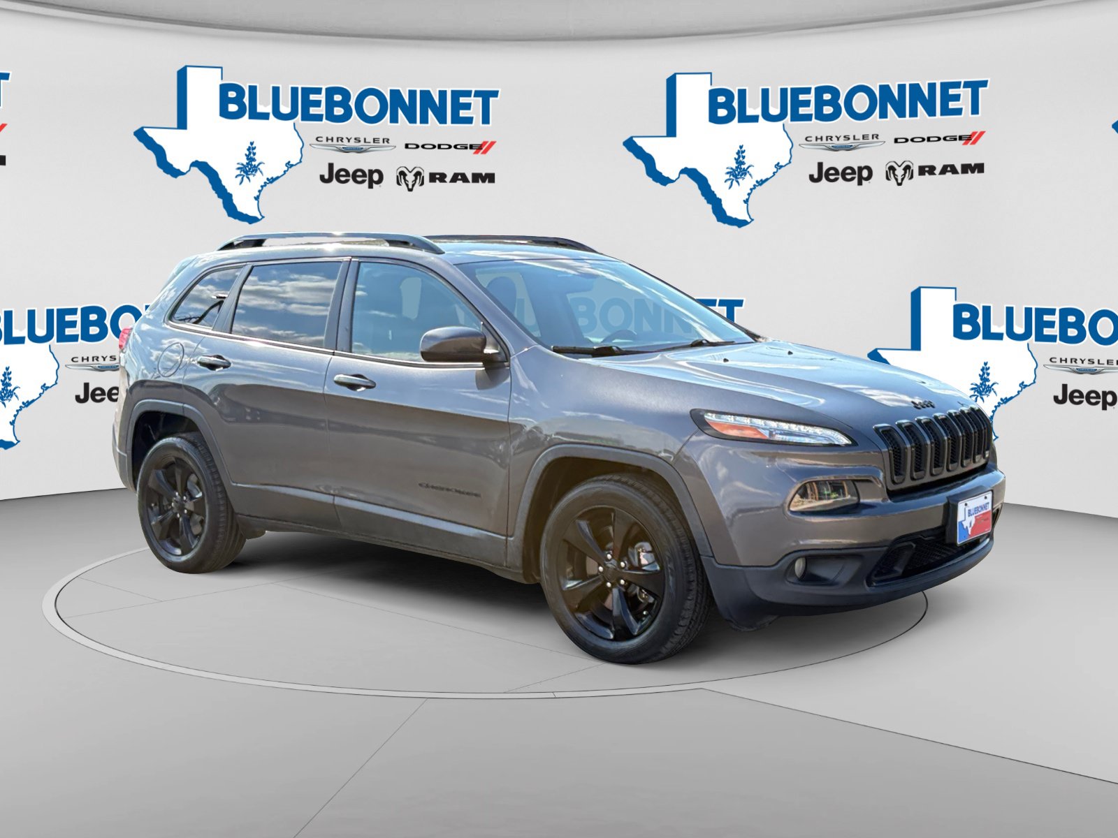 Used 2018 Jeep Cherokee Latitude w/ Altitude Package FWD image 3