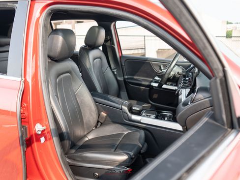 Used 2020 Mercedes-Benz GLB 250 4MATIC w/ Premium Package image 17