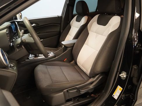 Used 2024 Chevrolet Trax LS w/ LS Convenience Package FWD image 3