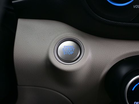 Certified 2025 Hyundai Venue SEL image 22