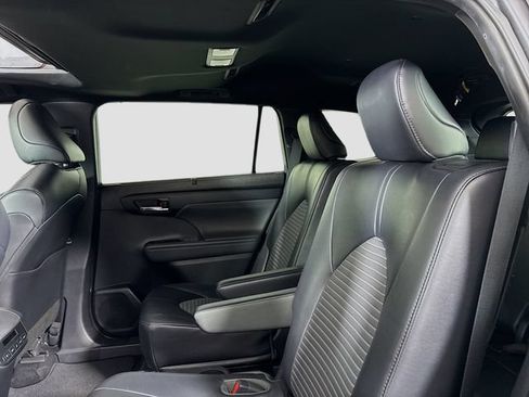 Used 2022 Toyota Highlander XSE AWD/4WD image 25