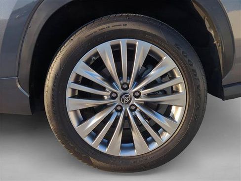 Used 2023 Toyota Highlander Platinum FWD image 6