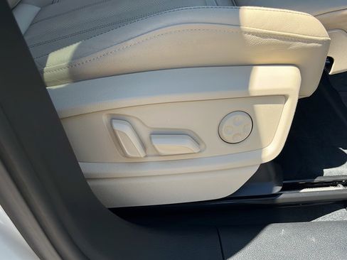 Used 2023 Audi Q5 e Premium Plus w/ Premium Plus Package AWD/4WD image 16