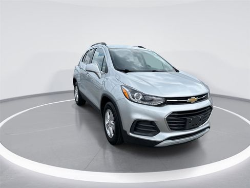 Used 2020 Chevrolet Trax LT w/ LT Convenience Package FWD image 2