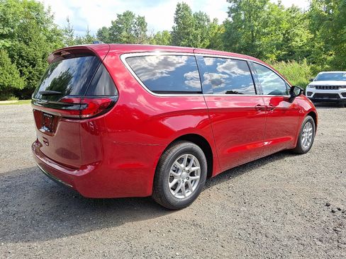 New 2026 Chrysler Pacifica Select image 4