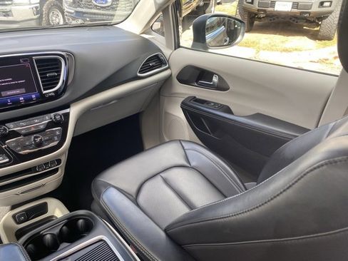 Used 2023 Chrysler Pacifica Touring-L image 37