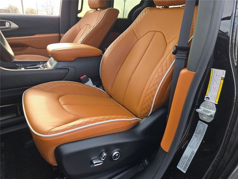 New 2026 Chrysler Pacifica Pinnacle image 25