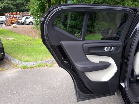 Used 2024 Volvo XC40 B5 Plus w/ Protection Package Premier AWD/4WD image 30