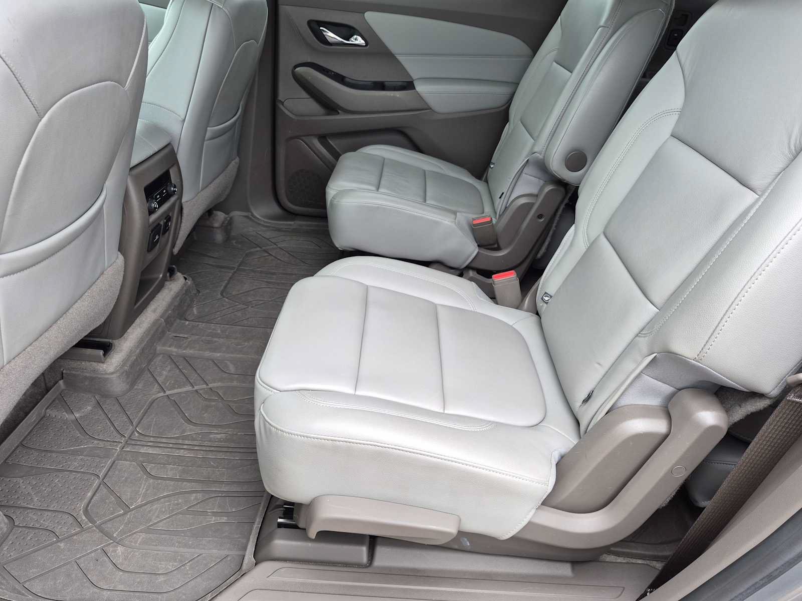 Used 2018 Chevrolet Traverse LT w/ LPO, Floor Liner Package FWD image 19