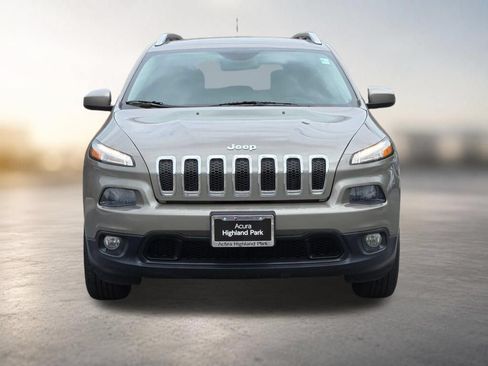 Used 2018 Jeep Cherokee Latitude w/ Cold Weather Group AWD/4WD image 3