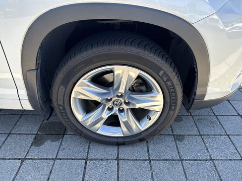 Used 2017 Toyota Highlander Limited AWD/4WD image 7