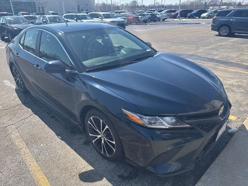 Used 2020 Toyota Camry SE image 1