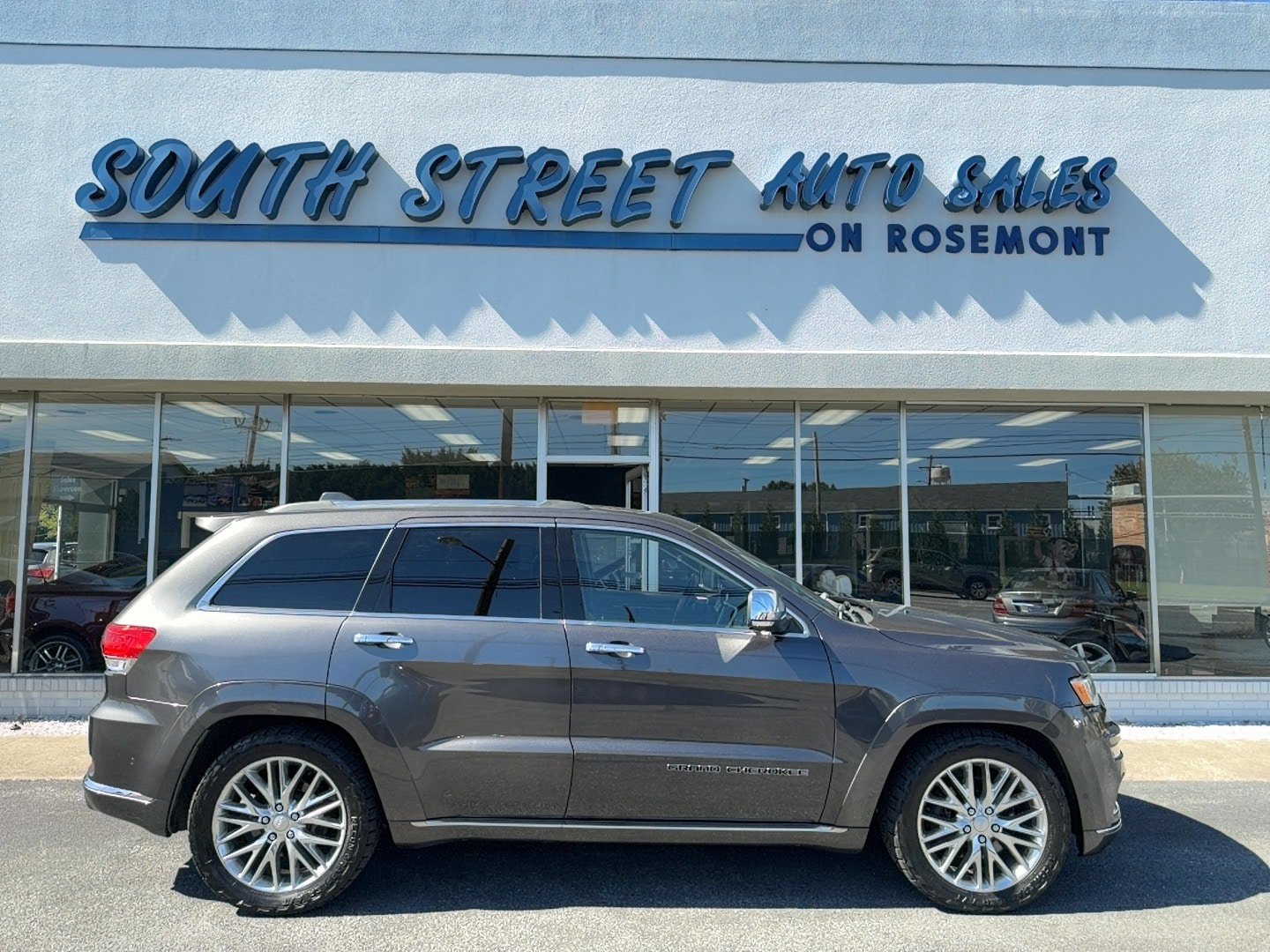 Used 2018 Jeep Grand Cherokee Summit AWD/4WD image 1