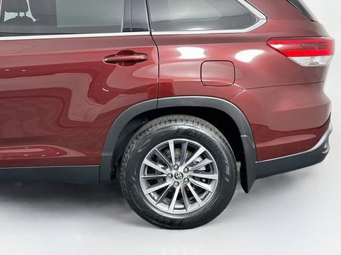 Used 2019 Toyota Highlander XLE AWD/4WD image 42