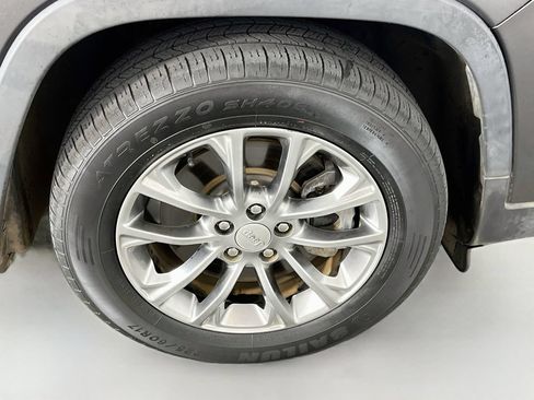 Used 2020 Jeep Cherokee Latitude Plus FWD image 37