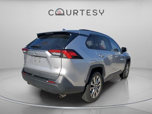 Used 2021 Toyota RAV4 XLE Premium image 3