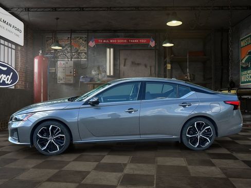 Used 2023 Nissan Altima 2.5 SR FWD image 3