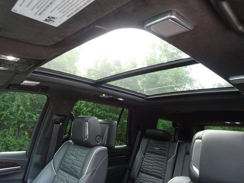 Certified 2022 Cadillac Escalade Sport Platinum w/ Heavy-Duty Trailer Package AWD/4WD image 10