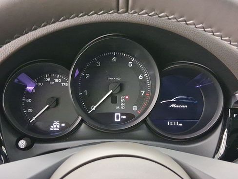 Used 2026 Porsche Macan AWD/4WD image 19