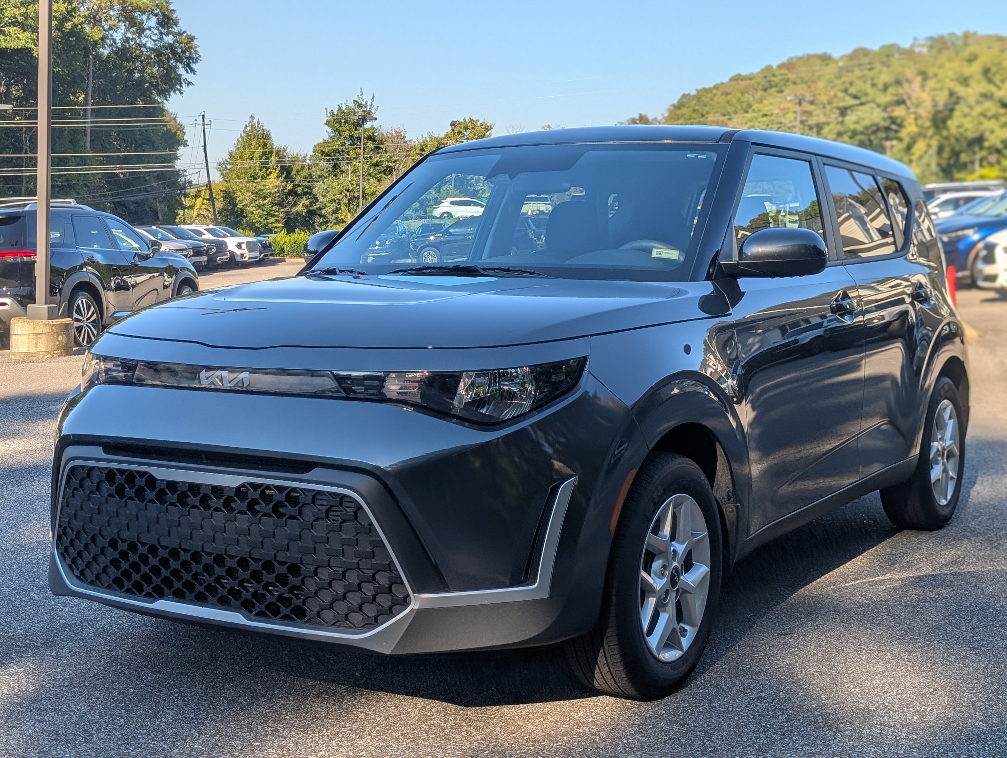 Used 2025 Kia Soul LX w/ LX Technology Package FWD image 5