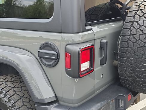 Used 2020 Jeep Wrangler Unlimited Sahara AWD/4WD image 34