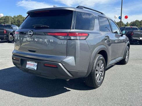 Used 2025 Nissan Pathfinder SV image 6