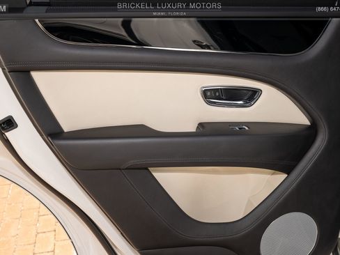 Used 2021 Bentley Bentayga Plug-In Hybrid AWD/4WD image 20