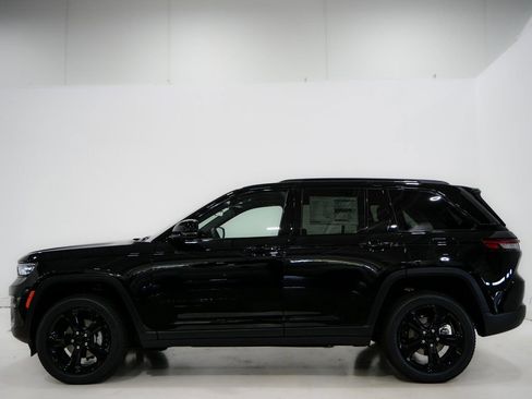 New 2025 Jeep Grand Cherokee Altitude image 6