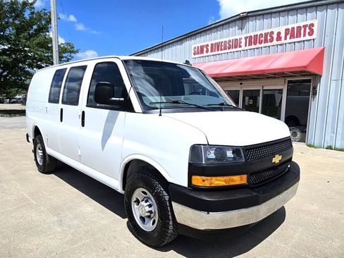 Used 2022 Chevrolet Express 2500 w/ Driver Convenience Package RWD image 3