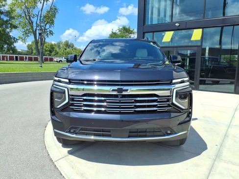 Used 2025 Chevrolet Suburban Premier AWD/4WD image 2