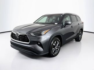 Used 2023 Toyota Highlander XLE FWD video 2