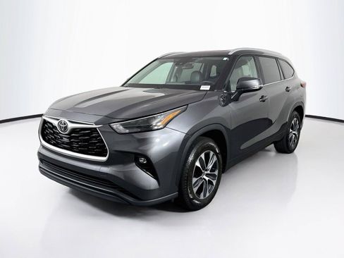 Used 2023 Toyota Highlander XLE FWD image 2