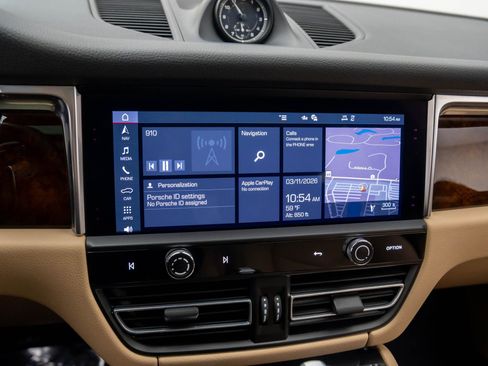 Certified 2023 Porsche Macan image 28