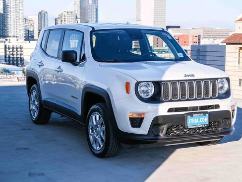 Used 2023 Jeep Renegade Latitude AWD/4WD image 3