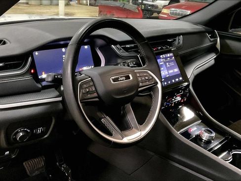 Used 2023 Jeep Grand Cherokee Laredo AWD/4WD image 13