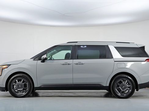 Used 2025 Kia Carnival EX image 9