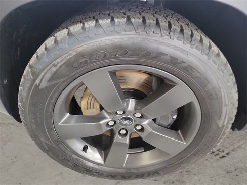 New 2024 Land Rover Defender 110 SE image 10