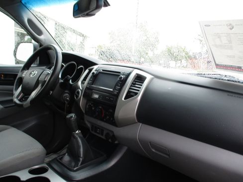 Used 2013 Toyota Tacoma 4x4 Access Cab w/ SR5 Pkg image 24