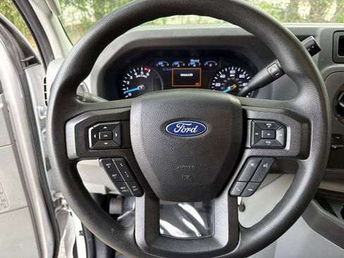 Used 2022 Ford E-350 and Econoline 350 Super Duty image 40
