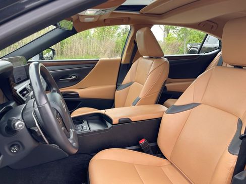Used 2024 Lexus ES 300h w/ Premium Package FWD image 11