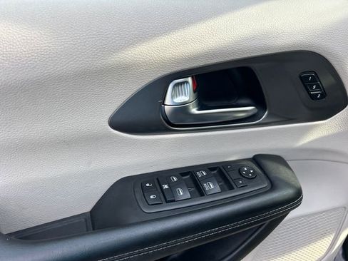 Used 2022 Chrysler Pacifica Touring-L image 31
