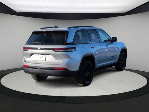 Used 2024 Jeep Grand Cherokee Altitude image 8